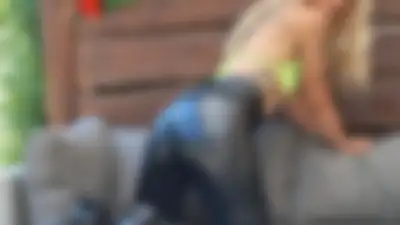 L'attenzione è focalizzata su leggings in pelle e stivali in pelle sopra il ginocchio.