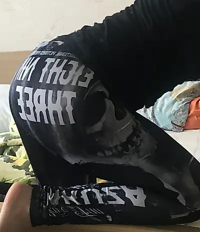 Geiler A***h in Leggins und P***y in Nahaufnahme mit A**lplug! Genieße es!