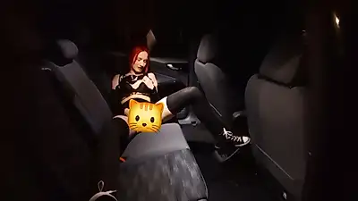 Selbstbefriedigung im Auto mit Glasdildo 🥵🚗