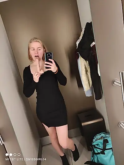 Was mache ich den mit dem dildo in der umkleide Kabine?