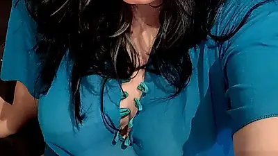 Quelques photos de mes seins en bleu