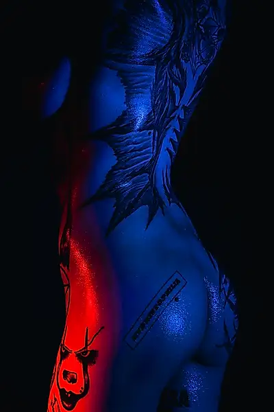 Sieh wie das Wasser auf meiner Haut perlt!