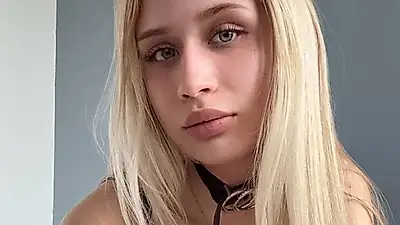 La femme blonde demande qu'on resserre la large ceinture autour de son cou et qu'on la prenne en levrette.