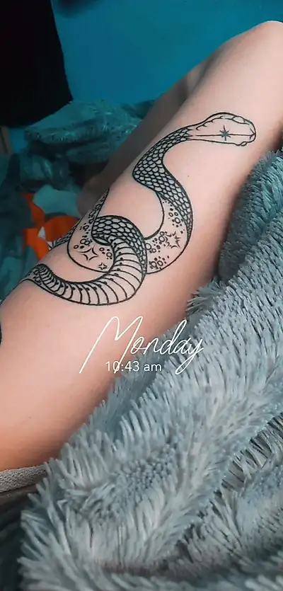 Fotos sexys en body ajustado + tatuaje 