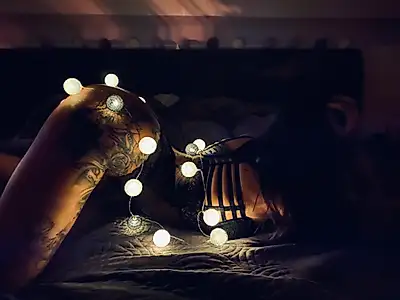 Small photoshoot with fairy lights 🍑👅