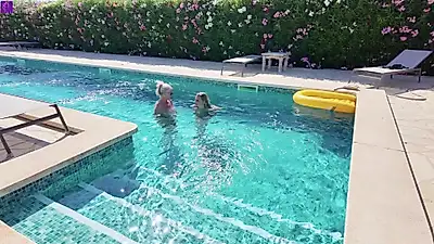 ¡Estreno! ¡La adolescente Lina-Mila me orina en la boca en la piscina del hotel!