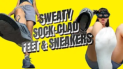 Bezwete sneakers na het sporten en stinkende voeten in witte sokken vereren de voeten van de godin.