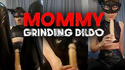 Mamma che strofina un dildo intriso di saliva tra le gambe dei miei pantaloni di pelle