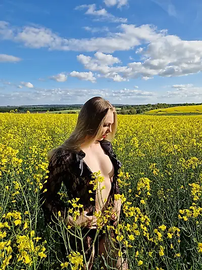 Spring fever in rapeseed 😏💦 (1/3)