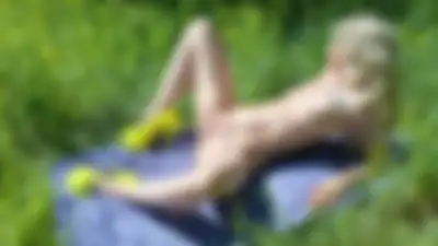 Alcune bellissime foto di nudo con sexy tacchi gialli in un prato 