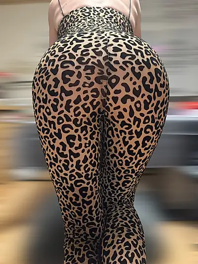 Impresionantemente vestida con un mono estampado de leopardo. 