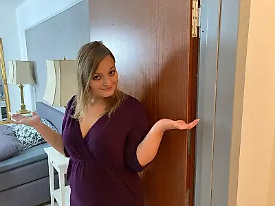 Foul play in a holiday apartment?! A STRANGER has a secret plan!