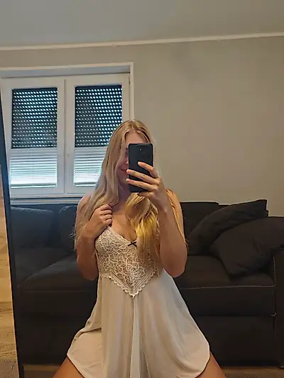 Wet orgasm in the living room 💦🍆