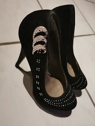 🖤Bare feet sink into the blackness🖤