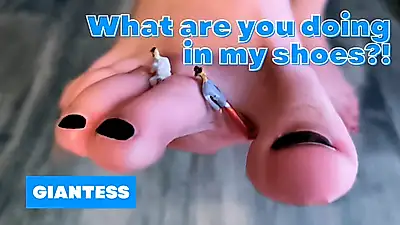 La géante t'a trouvé dans ses talons hauts.