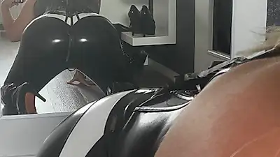 Oggi Bla… ho messo il mio dildo nei miei pantaloni attillati di lattice Pairadize 
