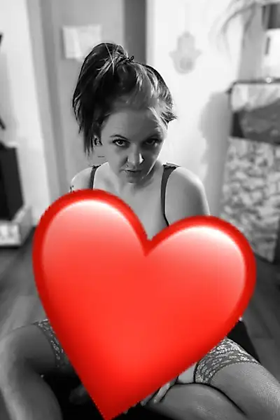 Very revealing photo shoot in red 🔥