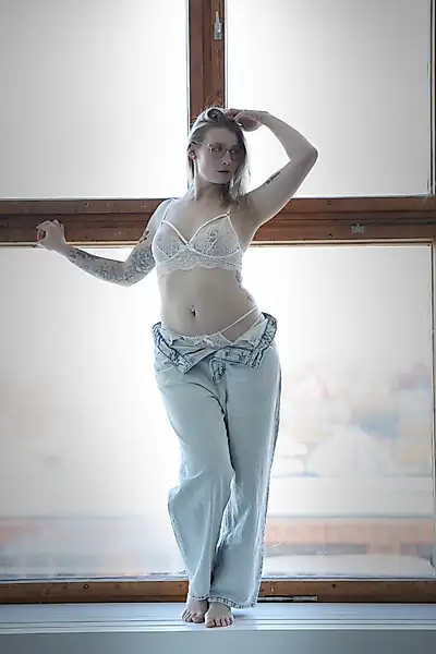 Witte lingerie en wijde jeans