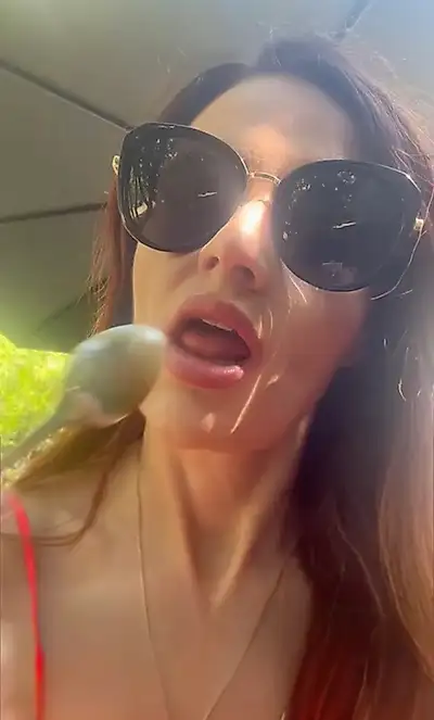 In der Öffentlichkeit mit einer vor Lust feuchten M****i💦