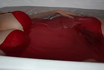 in the red dessou in the clear water 💦👙