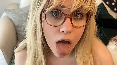 allongé nu sur le canapé 