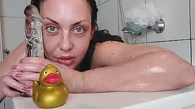 Discussion animée et humide avec un godemichet XXL