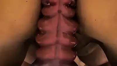 Action tentaculaire… Je jouis et le jus coule le long du gros gode… gros plan 
