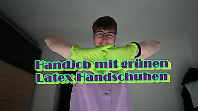 Masturbation avec des gants en latex verts