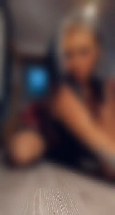 6 cute pics in a mini skirt with color🔥