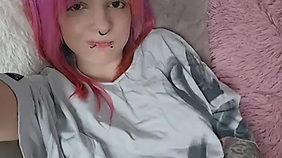 Close-up action: Another round with the dildo!