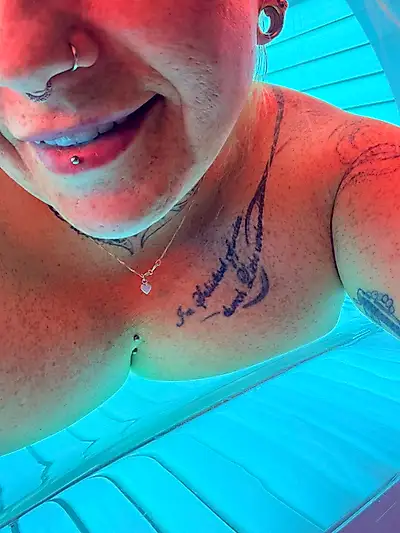 Tanning bed by myself…what did I get up to?! 🔥🤤😘