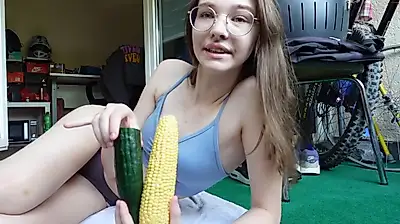 OMG!!! The vegetables make me s****ten! Who needs dressing!