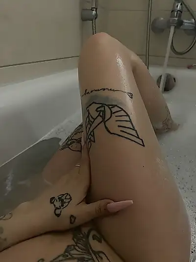 Fraîchement baisée dans la baignoire 🛁 🔥