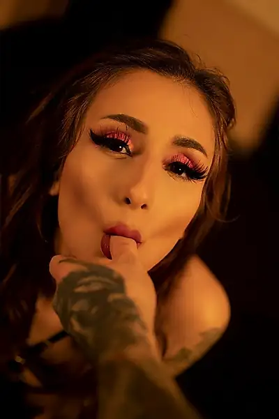 Qui d'autre a envie de me voir me mettre à genoux et les sucer comme ça ? 🍭😋