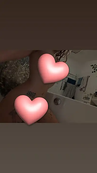 A few new nudes from the bathtub 🧼 Curious?