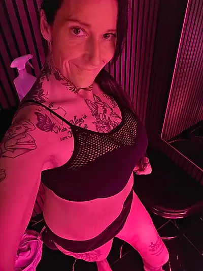 Bad-Ink-Milf – Unbeobachtet alleine im Solarium 