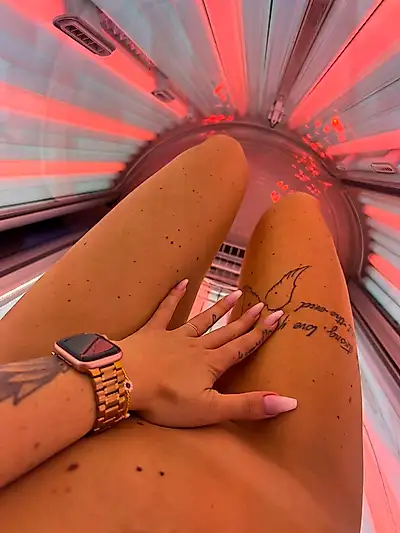 Nackt beim brutzeln 😏