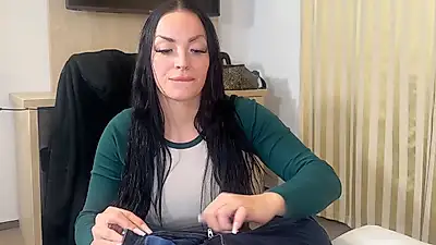 Perdre mes clés était un prétexte pour me faire baiser. Ma voisine sexy veut une bite dans sa chatte.