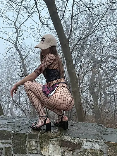 NETZSTRUMPF-S******E IM TOTEN WALD