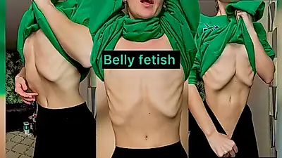 Español: Un cuerpo delgado con un vientre plano, simplemente adorable. ✨