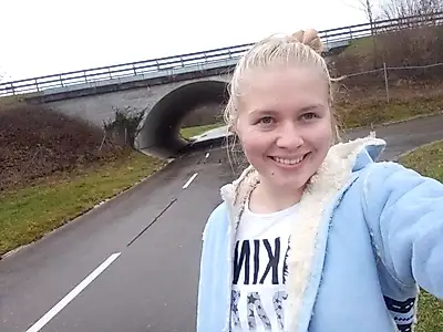 Unter der Autobahn brücke