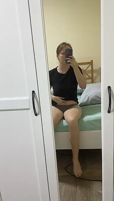 Hot blonde gets herself off in bed