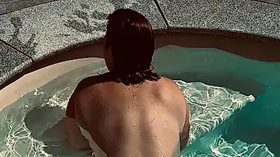Nue dans la piscine 🌊