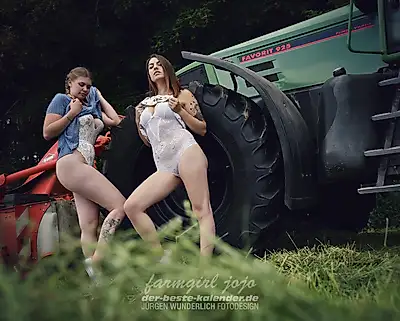 S*xy Girl/Girl Kalendershooting mit Farmgirl JoJo