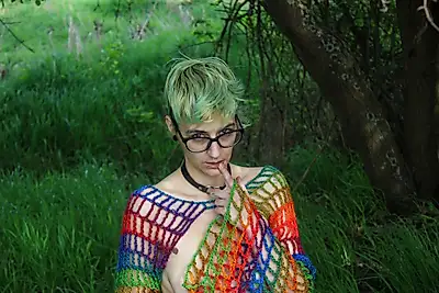 Grimassen im Regenbogen-Crop-Top 🤪🌈