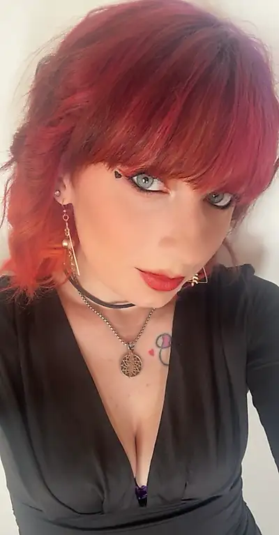 S*xy date for Valentine's Day 🌹 would I have a chance?