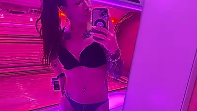 Ведёт себя хорошо в солярии? 🧐😏