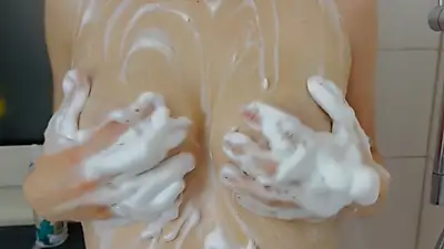 Je m'applique de la lotion sur les seins sous la douche...