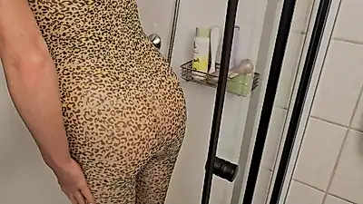 Schau mir zu beim Duschen, masturbieren und auslaufen zu...