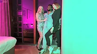 Trio anal torride avec Joy, Rosella et un BBC ! Échange de sperme entre la chatte et la bouche ! Partie 1